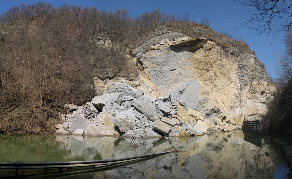 Il lago di sbarramento provvisorio creato dal crollo della parete nelle Gole di Scascoli nel marzo 2005