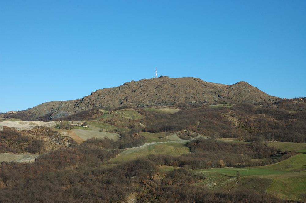 Affioramento ofiolitico del M. Prinzera, panoramica del settore occidentale - Foto Archivio Servizio Geologico