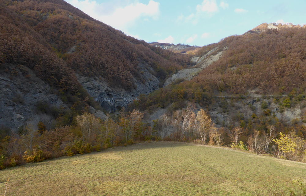 Il versante sinistro del torrente Scoltenna, presso la confluenza del rio Monio (visibile l'attraversamento del rio con il ponte dell'acquedotto). Affiorano lungo il fondovalle, e a monte della confluenza, le Marne di Marmoreto, mentre a valle e lungo il rio Monio affiorano estesamente arenarie torbiditiche riferite alla Formazione di Serpiano, Membro di Castellino, appartenenti alla Successione del Cervarola. 
Lungo questo tratto dello Scoltenna e lungo il rio Monio viene praticato torrentismo, escursioni guidate lungo i corsi d'acqua.