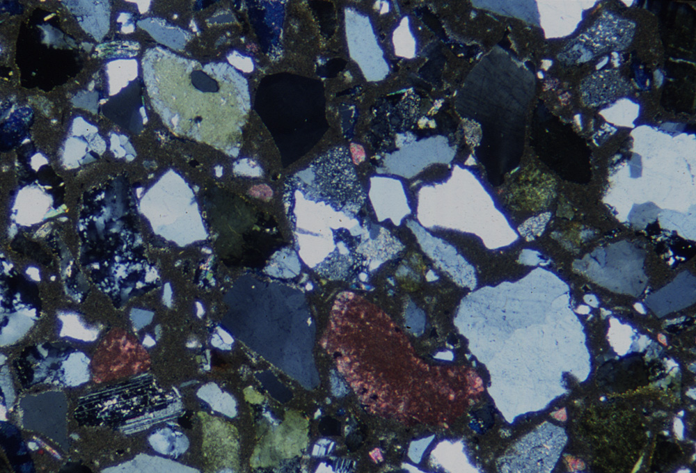 Come appare il flysch al microscopio - granuli di quarzo, feldspato, rocce magnatiche, rocce sedimentarie.