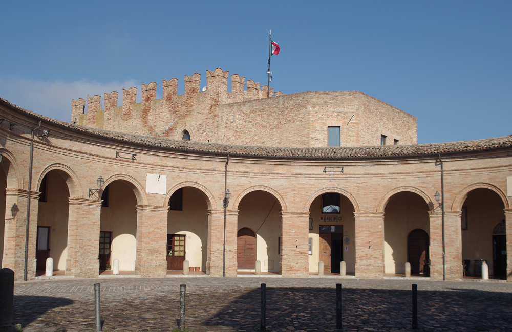 La Piazza Maggiore di Mondaino, sulla quale si apre il Museo Paleontologico