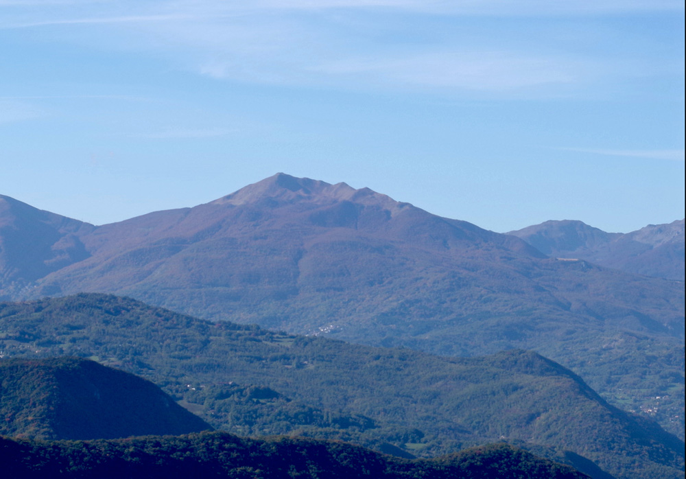 Il Monte Cavalbianco visto da nord; si osservano i circhi glaciali che si approfondiscono lungo il versante settentrionale.