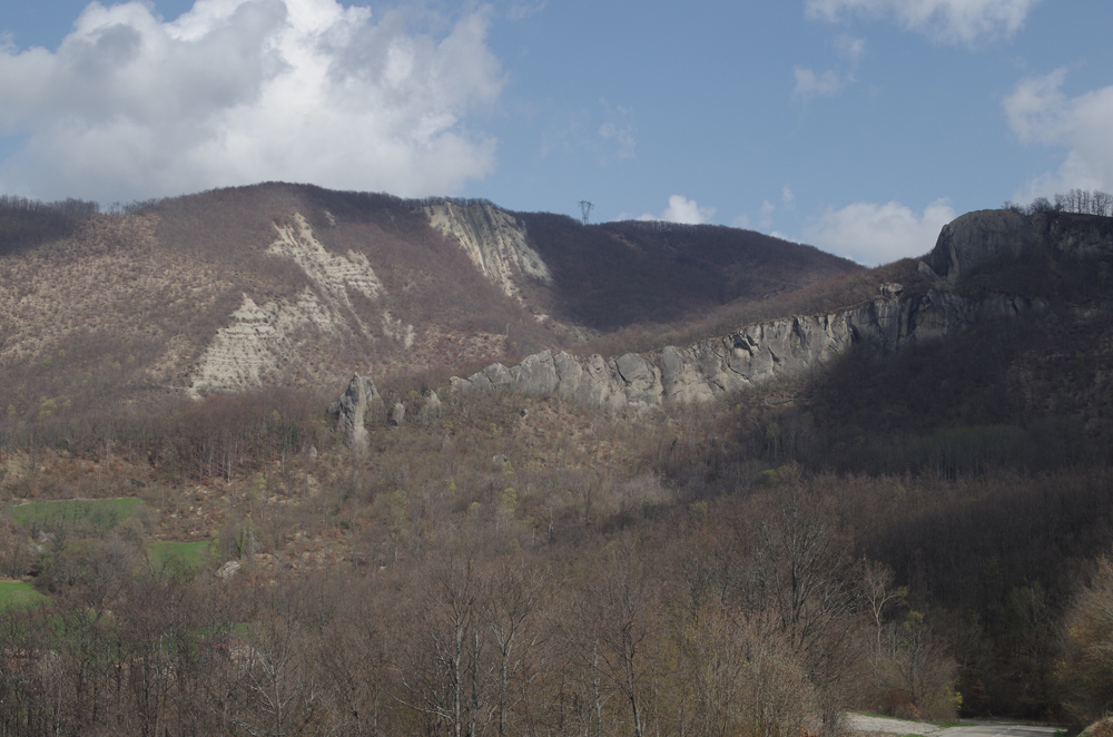 Veduta d'insieme dei Salti del Diavolo e del Monte Scaletta, versante destro del Baganza.