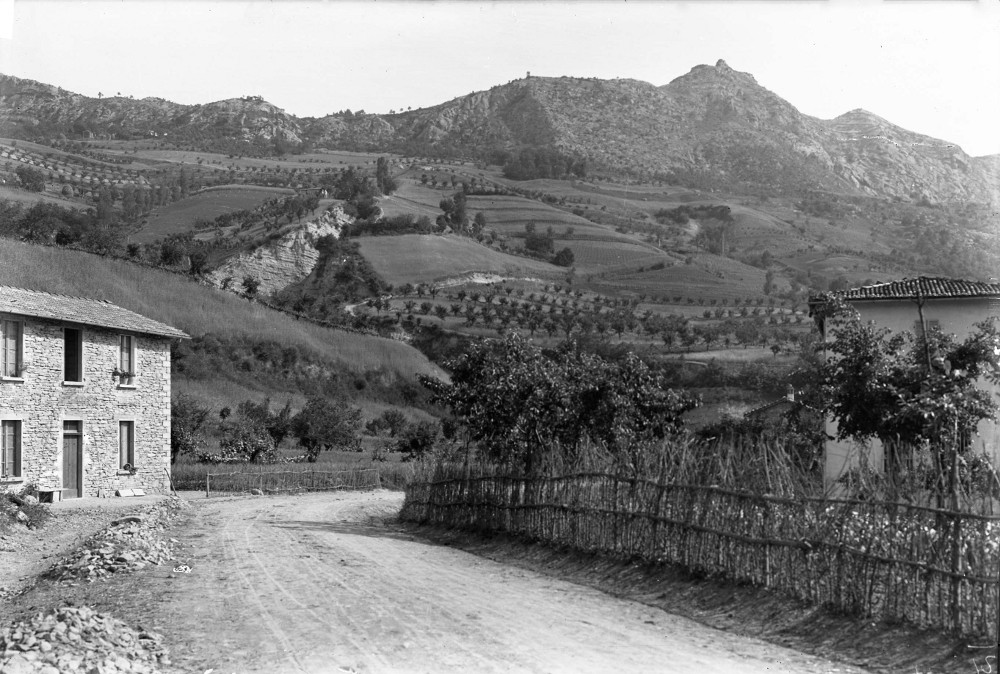Monte Mauro visto da Zattaglia  - Archivio Fotografico della Romagna di Pietro Zangheri - patrimonio pubblico della Prov. di Forlì-Cesena, in gestione al Parco nazionale delle Foreste Casentinesi
