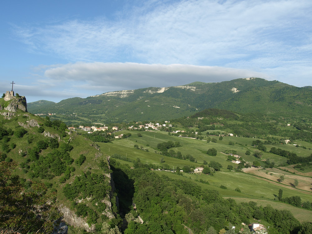 Il Monte Carpegna visto da Pennabilli - Foto Archivio Servizio Geologico