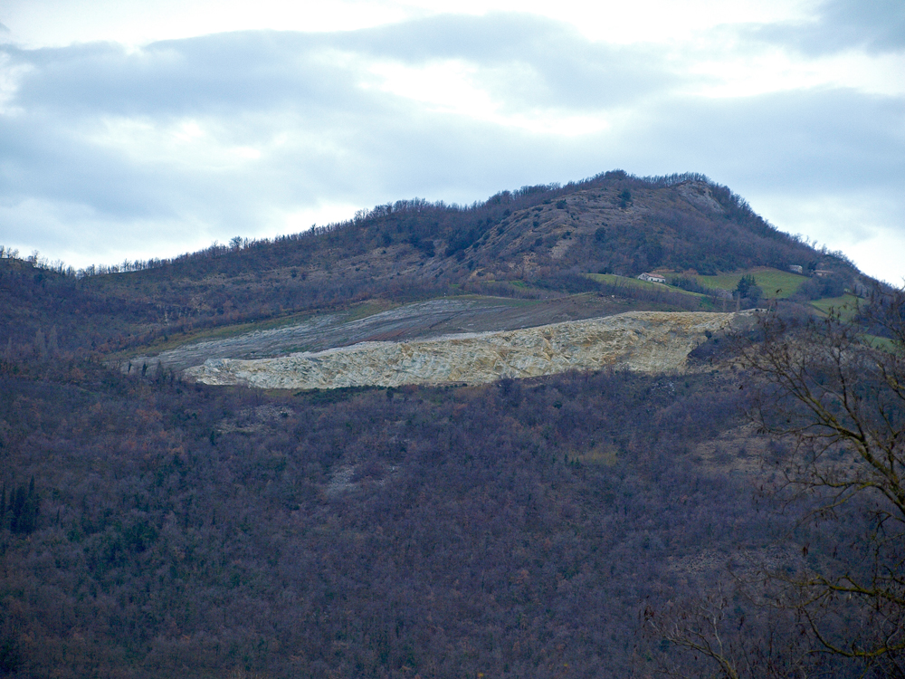 Vista del Monte Ceti e dell'area di cava - Foto Archivio Servizio Geologico
