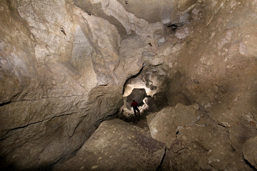 Grotta nel Rio Strazzano - foto tratta dal volume 
