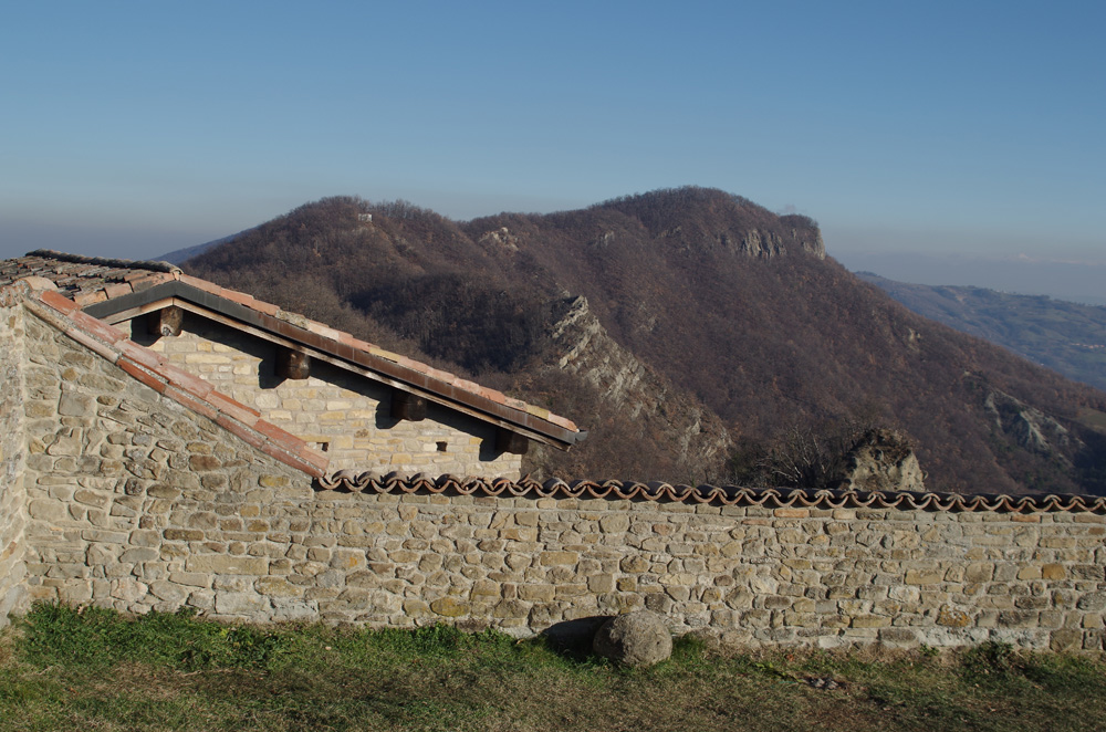 La dorsale di Carpineti verso le sommità di Monte San Vitale e Monte Valestra, vista dal castello.