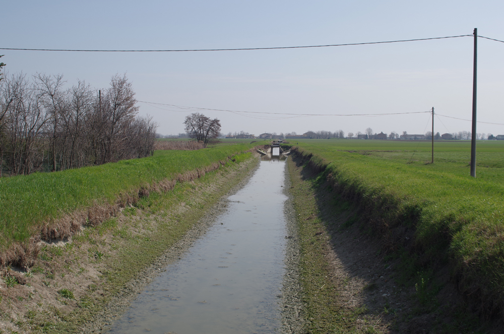 Il canale di Bonifica Bentivoglio poco a nord dei Laghi di Gruma.