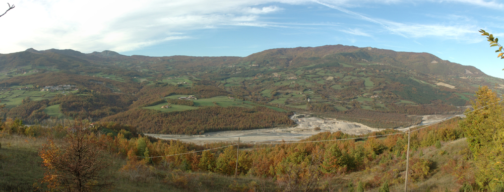 Vista del versante a valle del Monte Carameto; il piede della frana raggiunge il T. Ceno - Foto Archivio Servizio Geologico